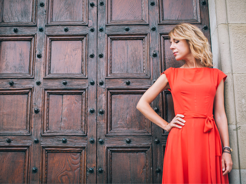 Червоне плаття на прогулянці у Флоренції.