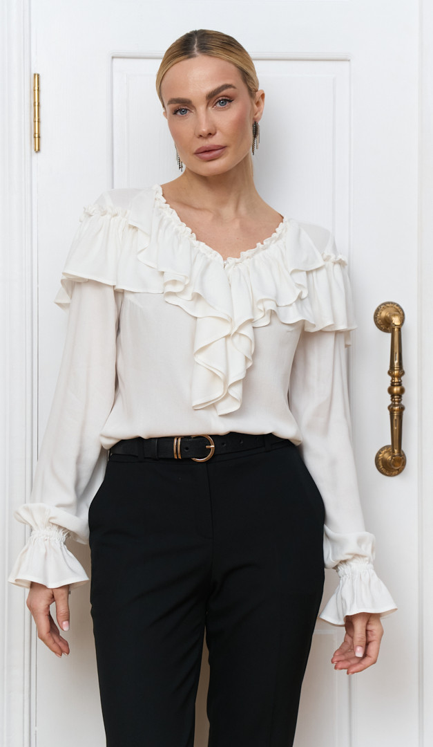 Фото bluzka-zenskaa-s-rusami-belaa-02 товару Блуза жіноча з рюшами біла0