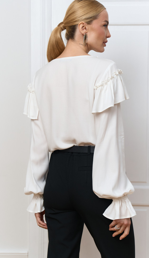 Фото bluzka-zenskaa-s-rusami-belaa-03 товару Блуза жіноча з рюшами біла0