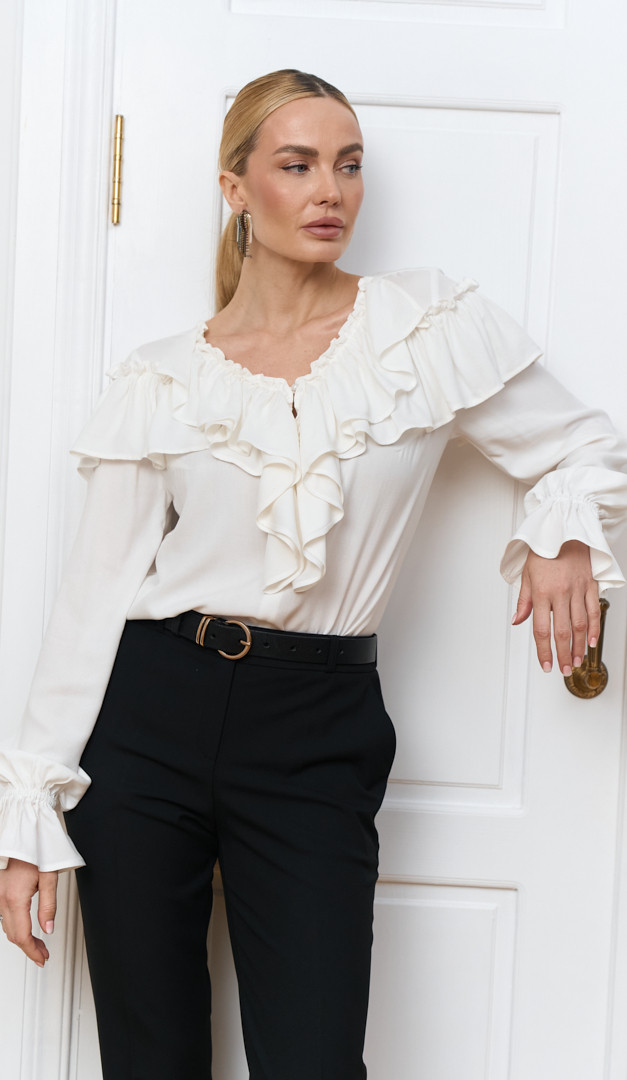 Фото bluzka-zenskaa-s-rusami-belaa-05 товару Блуза жіноча з рюшами біла0