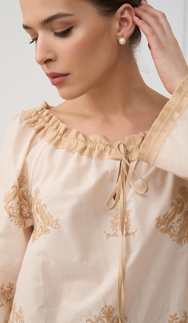 Фото bluzka-zenskaa-svobodnogo-kroa-s-vysivkoj-slivocnaa-04 товара Блузка женская свободного кроя с вышивкой сливочная0