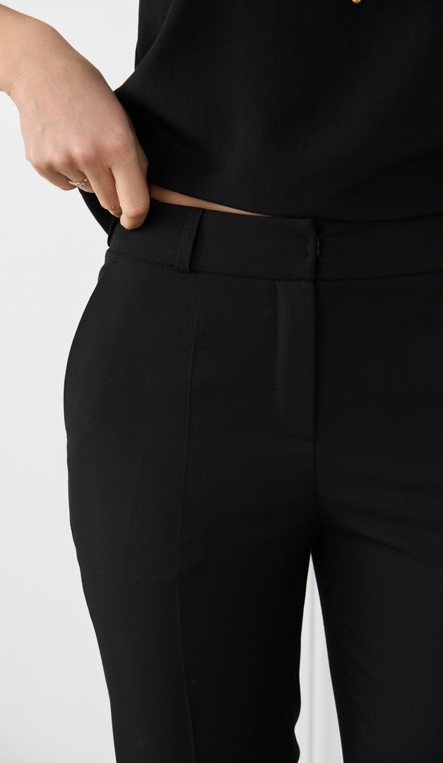 Фото bruki-bazovye-s-karmanami-cernye-05 товара Брюки базовые с карманами черные0