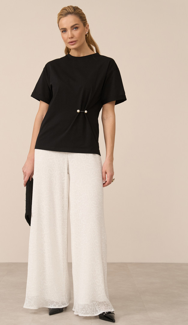 Фото futbolka-zenskaa-cernaa-s-ukraseniem-01 товару Футболка жіноча чорна з прикрасою0