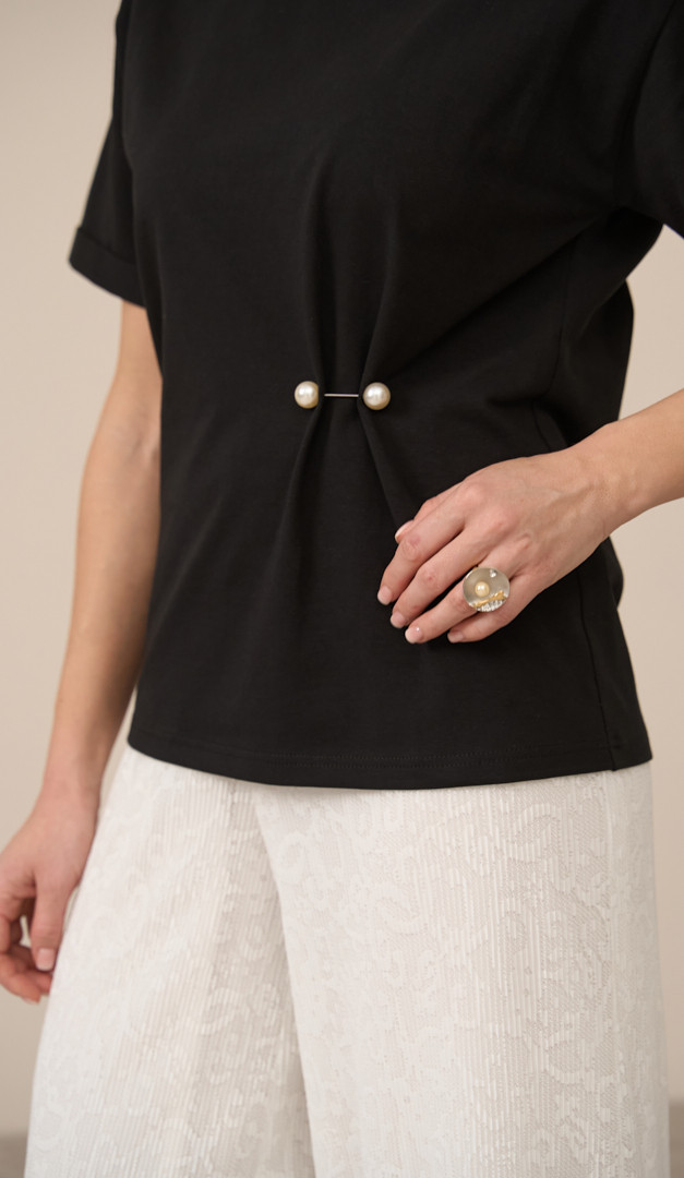 Фото futbolka-zenskaa-cernaa-s-ukraseniem-03 товару Футболка жіноча чорна з прикрасою0