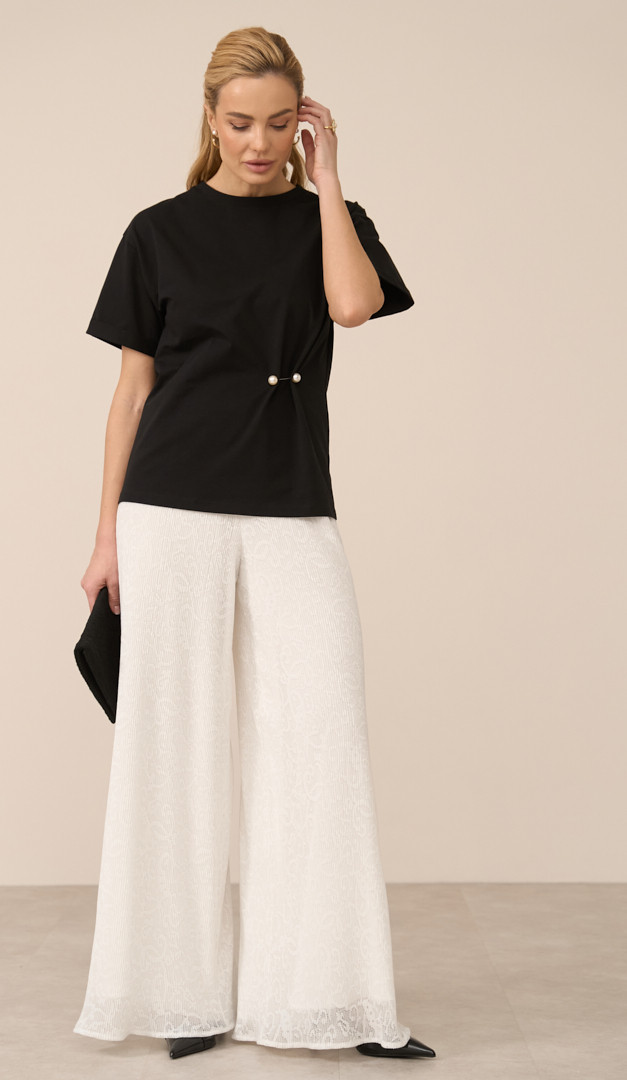 Фото futbolka-zenskaa-cernaa-s-ukraseniem-04 товару Футболка жіноча чорна з прикрасою0