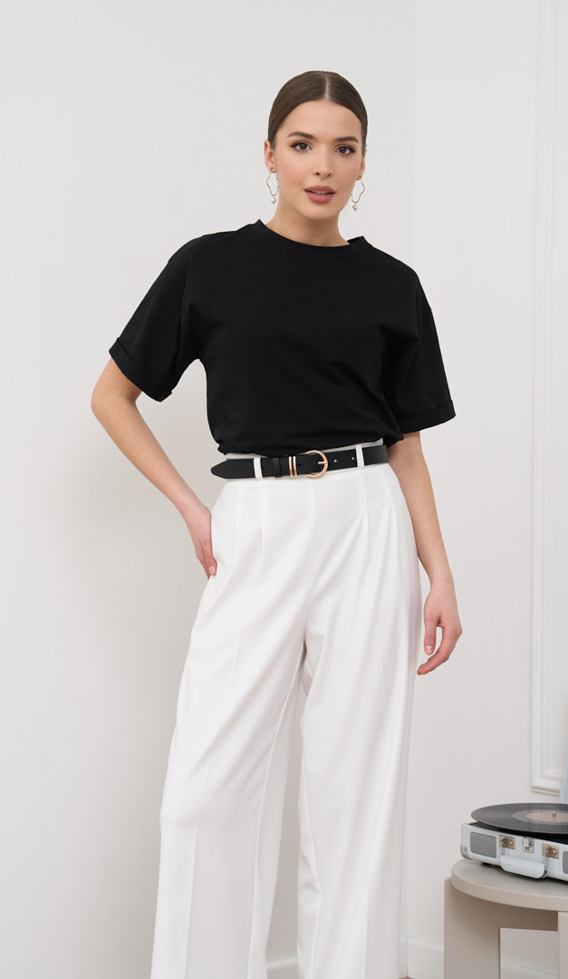 Фото futbolka-zenskaa-cernaa-s-ukraseniem-08 товару Футболка жіноча чорна з прикрасою0