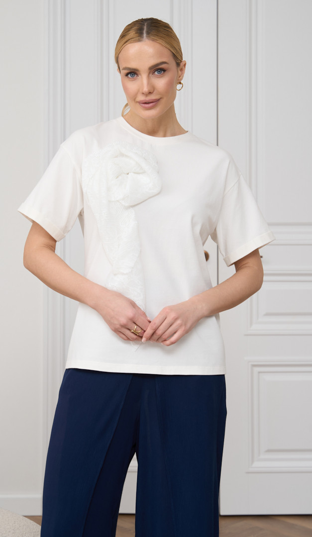 Фото futbolka-zenskaa-molocnaa-s-ukraseniem-02 товару Футболка жіноча молочна з прикрасою