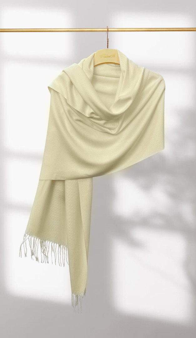 Фото palantin-zenskij-odnotonnyj-molocnyj-01 товару Палантин жіночий однотонний молочний 