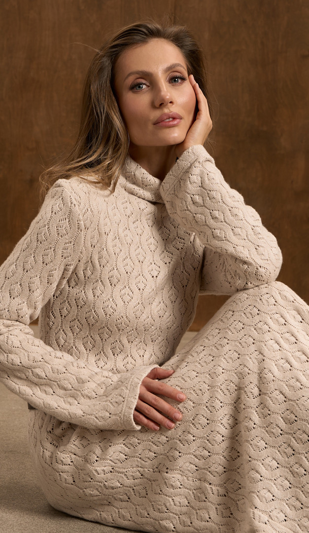 Фото plate-trikotaznoe-maksi-azur-bezevoe-06 товару Сукня трикотажна максі ажур бежева0