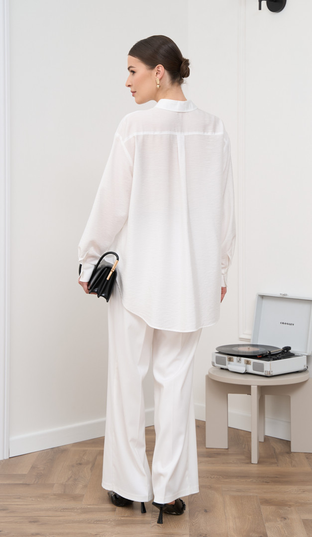 Фото rubaska-zenskaa-svobodnogo-kroa-s-karmanami-belaa-04 товара Рубашка женская свободного кроя с карманами белая0