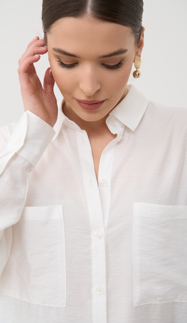 Фото rubaska-zenskaa-svobodnogo-kroa-s-karmanami-belaa-08 товара Рубашка женская свободного кроя с карманами белая0