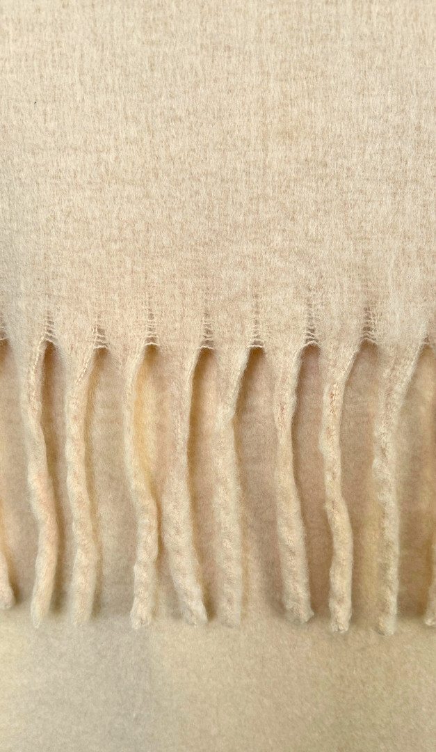 Фото sarf-s-dredami-karamelnyj-02 товара Шарф с дредами карамельный