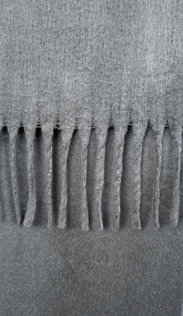 Фото sarf-s-dredami-seryj-02 товара Шарф с дредами серый