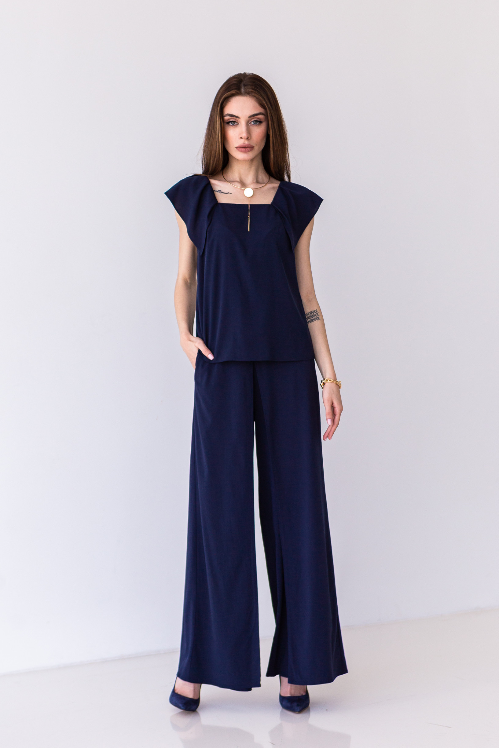 Фото sinij-top-na-bretelah-s-rusami-04 товару Синій топ на бретелях з рюшами