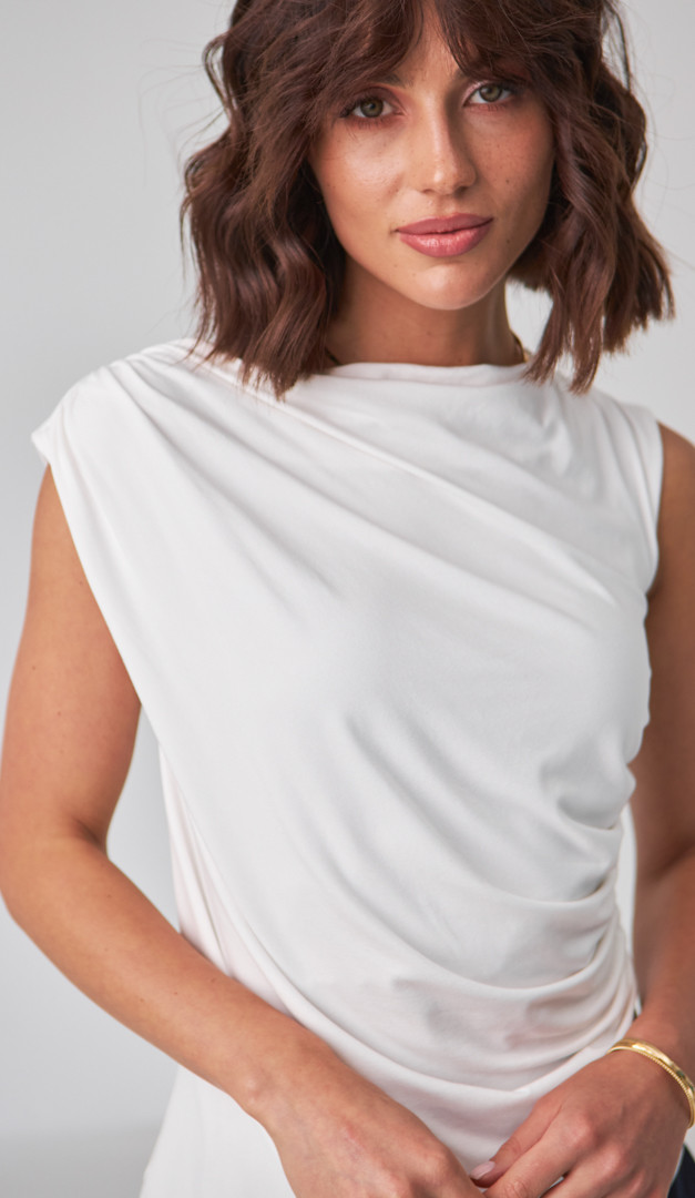 Фото top-zenskij-trikotaznyj-s-drapirovkoj-molocnyj-03 товару Топ жіночий трикотажний з драпіровкою молочний0