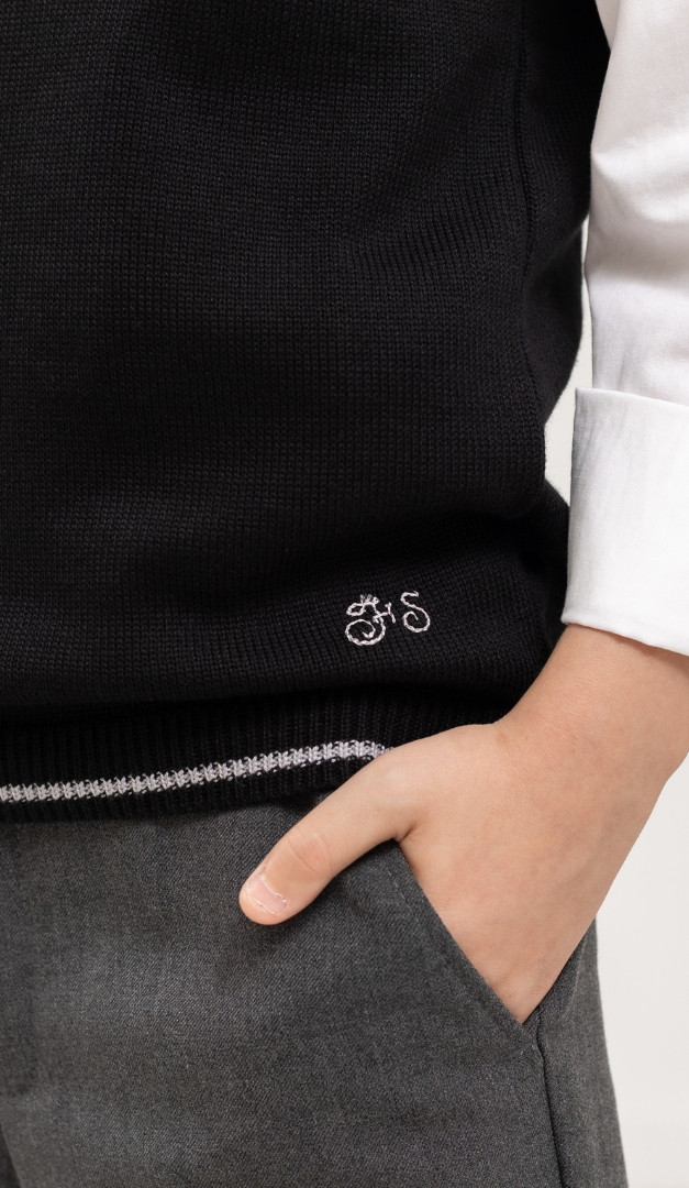 Фото trikotaznyj-zilet-cernyj-s-serym-kantom-4 товару Трикотажний жилет чорний з сірим кантом0