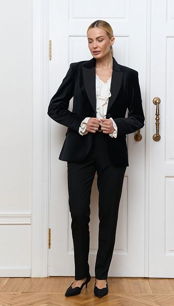 Фото zaket-zenskij-barhatnyj-cernyj-01 товара Жакет женский бархатный черный Фото zaket-zenskij-barhatnyj-cernyj-01 товара Жакет женский бархатный черный