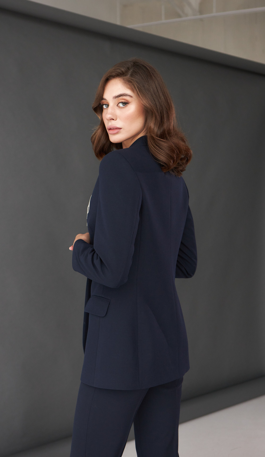 Фото zaket-zenskij-sinij-s-ukraseniem-13 товару Жакет жіночий синій з прикрасою1