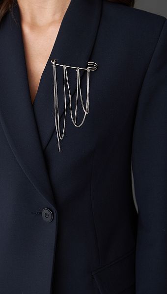 Фото zaket-zenskij-sinij-s-ukraseniem-14 товару Жакет жіночий синій з прикрасою1 Фото zaket-zenskij-sinij-s-ukraseniem-14 товару Жакет жіночий синій з прикрасою1