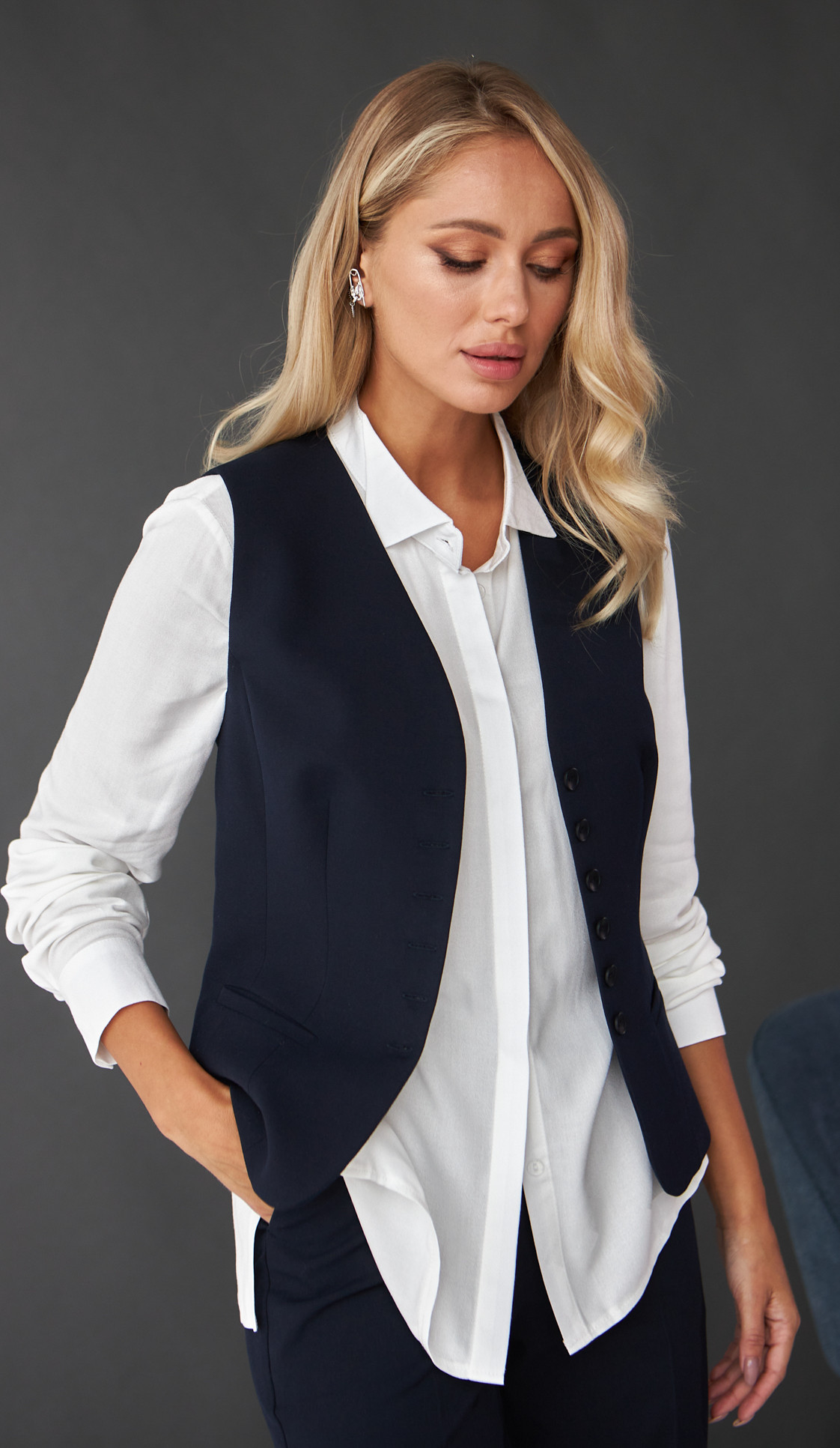 Фото zilet-zenskij-na-pugovicah-sinij-05 товара Жилет женский на пуговицах синий0