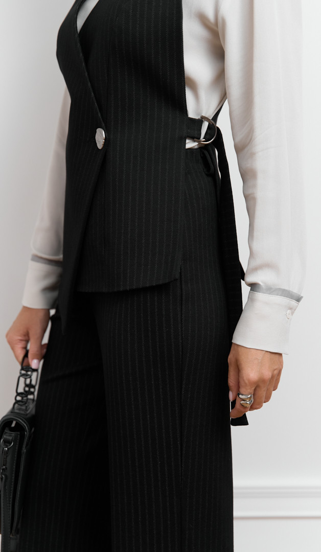 Фото zilet-zenskij-v-polosku-cernyj-05 товара Жилет женский в полоску черный0