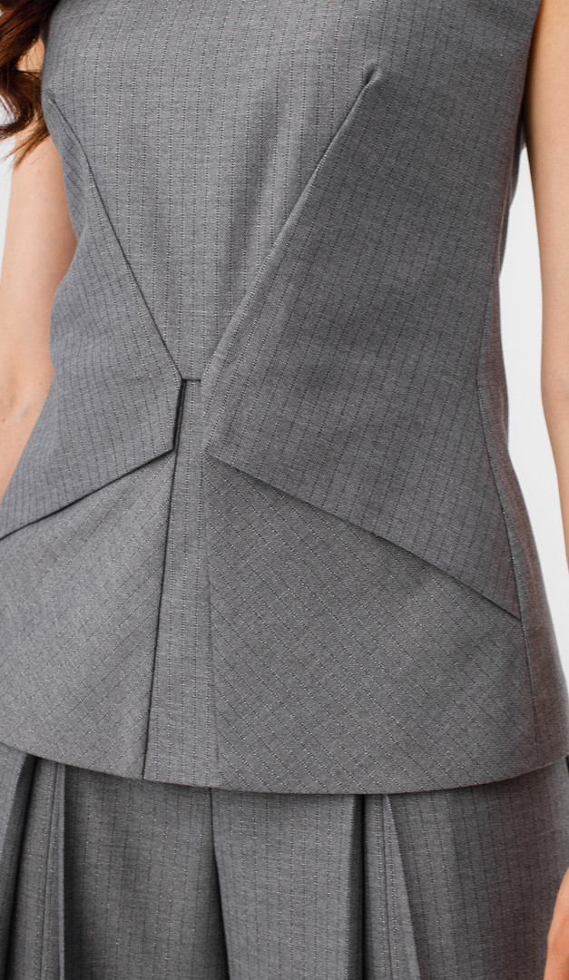 Фото ziletka-zenskaa-v-polosku-seraa-03 товара Жилетка женская в полоску серая0